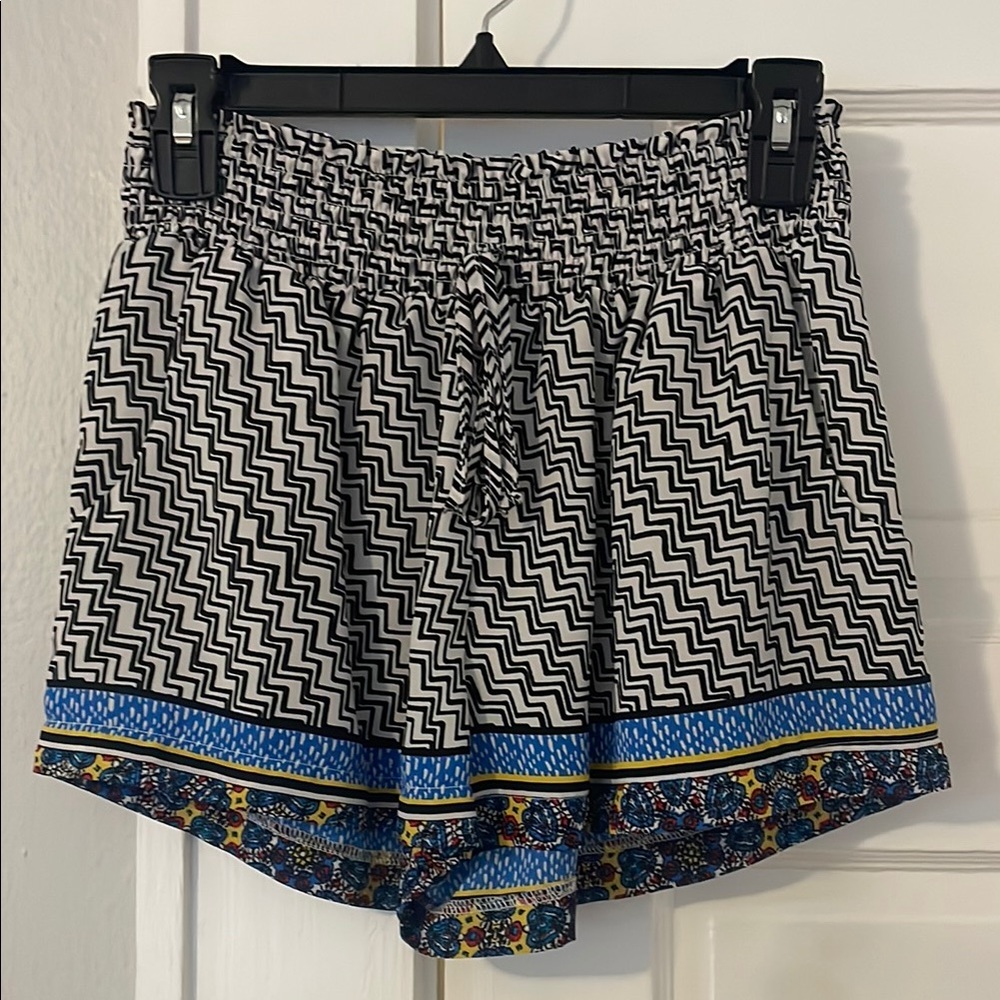 Patterned Women's Shorts - Black and White